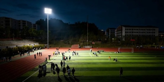 王荣秀书记与旅游系学子操场漫谈寄厚望