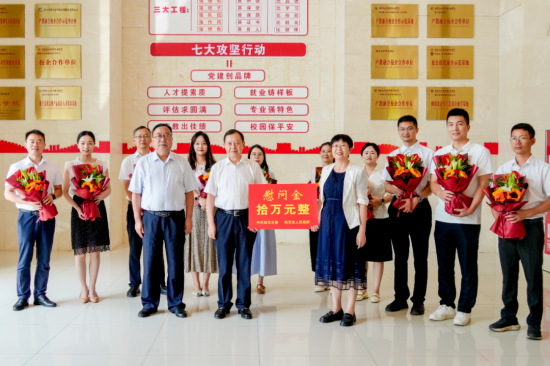 南充市政协主席廖伦志莅临我校看望慰问一线教师代表